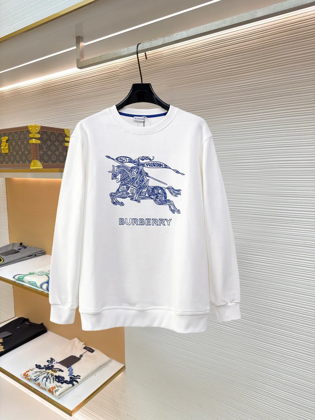 Burberry New Arrival round neck sweatshirt, complete with three labels, original fabric, original customized accessories, official Same Style, using 420g thickened double-ply sweatshirt material, customized same-tank dyed fabric, very comfortable and smooth to the touch, very wide and stylish, produced by the first-line brand Factory, the collar rib is woven with imported yarn, does not deform after long-term wear, the most New Arrival style in autumn and winter, fashionable and individual, super Versatile, a good-looking one, very suitable for both men and women A must-have for everyone Size: S-XXL